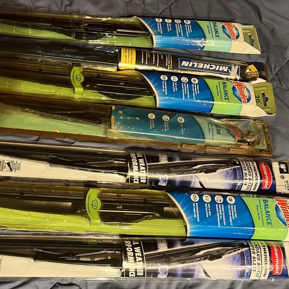 SIX PACKAGES OF NEW WINDSHIELD WIPERS ! - Picture 10 of 15